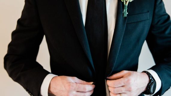 Tampil Elegan Jas Pengantin Pria Modern di Hari Spesial